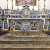 L'altare centrale � invece caratterizzato da fastosi intarsi marmorei. Sul grande tavolo sono adagiati sei candelabri e una croce, tutti dorati...